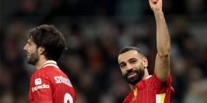 محمد صلاح يمازح أسطورة ليفربول ويثير الجدل حول مستقبله