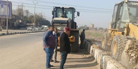 رفع 160 طن مخلفات ونواتج تطهير ترعة الملاح بالطريق الدائري بحي غرب أسيوط