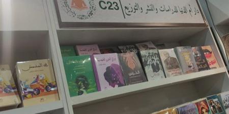 لوحات تنظيم الصلاة والمخططات اليومية تجذب زوار معرض القاهرة الدولي للكتاب