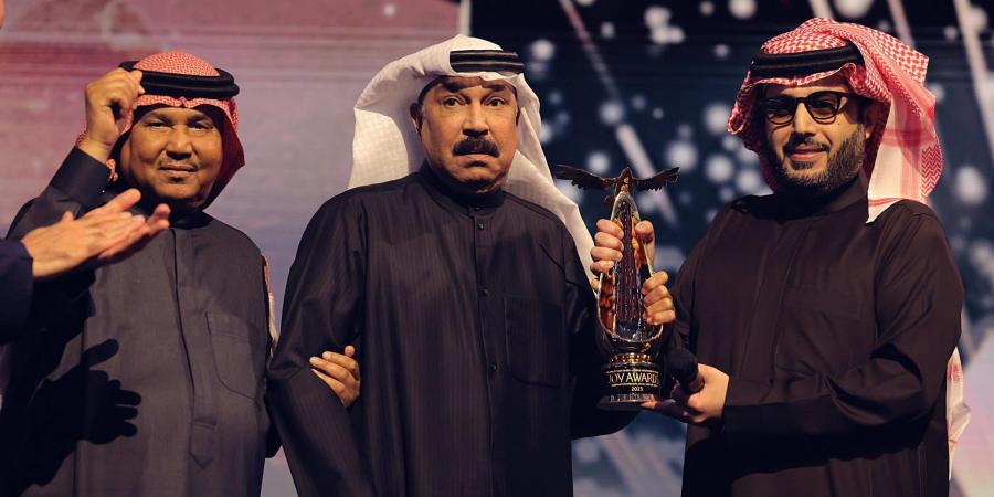 عبدالله الرويشد.. لحظات مؤثره من تكريمه في "Joy Awards" بالرياض - الأول نيوز