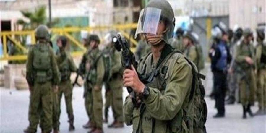 فلسطين.. قوات الاحتلال تعتقل شابا بعد اقتحام منزله غرب رام الله