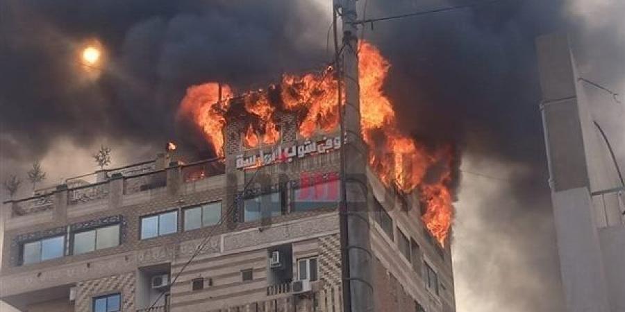 نيران وادخنة هائلة تعلو للسماء.. تفاصيل جديدة حول حريق فندق في إدفو شمال أسوان(صور)