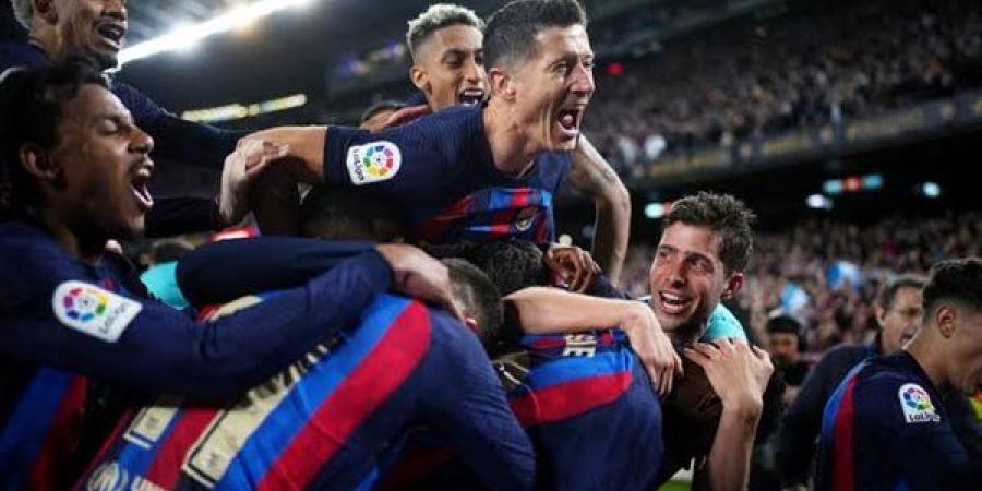 برشلونة يستغل تعثر مدريد ويفوز على ألافيس لتقليص الفارق بالدوري الإسباني