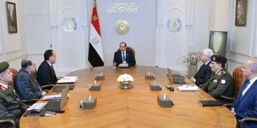 الرئيس السيسي يجتمع مع رئيس الوزراء ووزير التعليم العالي