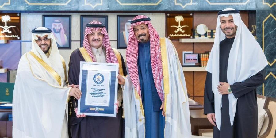 أمير الشرقية يتسلم شهادة تسجيل "القرية الشعبية" بالدمام في موسوعة غينيس