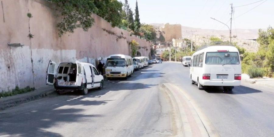 الكرك: موقف حافلات الأغوار.. معاناة مستمرة وحلول غائبة