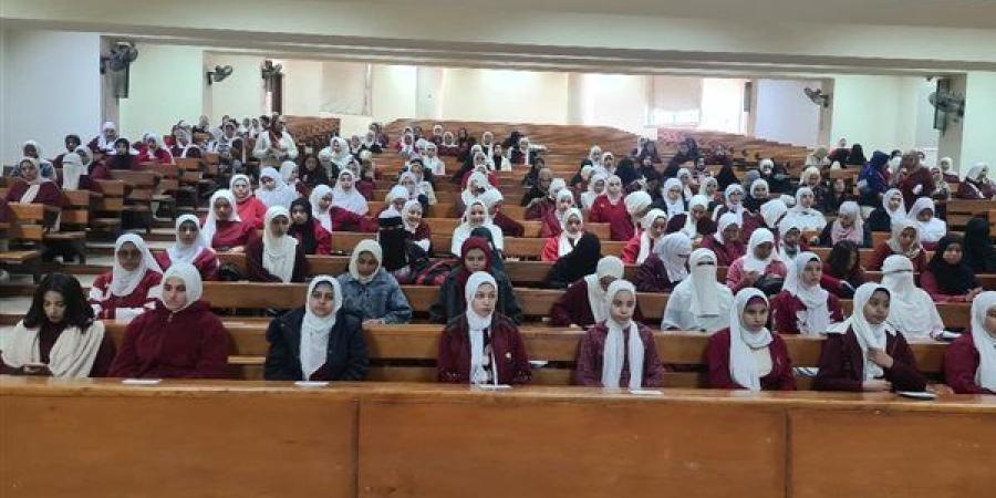 جامعة الفيوم تنظم المحاضرة الأولى للتربية الوطنية للطالبات.. صور