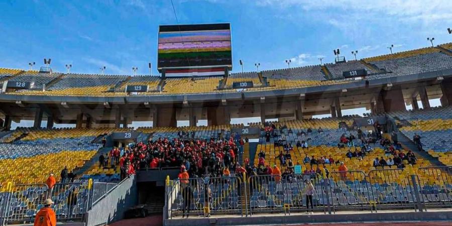 فيديو| ضرب متبادل وتحطيم كراسٍ بين جماهير الأهلي المصري