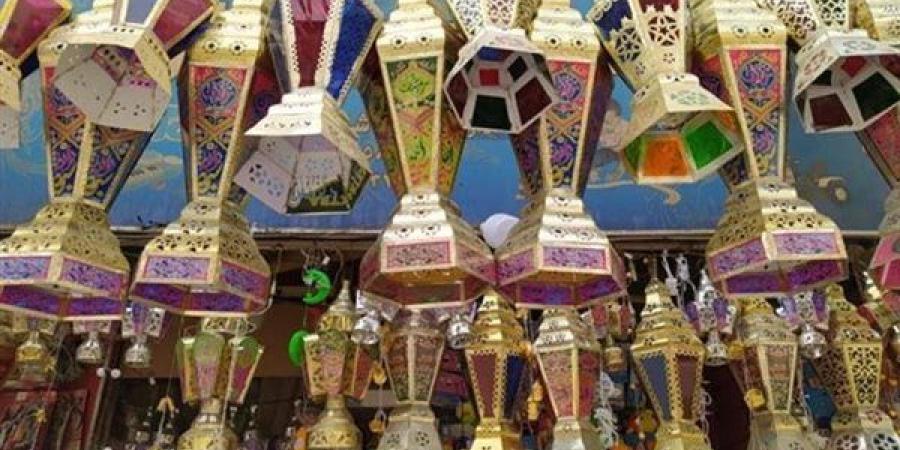 فانوس رمضان.. من أين بدأت قصة اللعبة الأشهر في الشهر الكريم؟.. تحول من مصدر إضاءة في المنازل إلى رمز للبهجة والتعبير عن قدوم الشهر المعظم.. بدأت رحلته من العصر الفاطمي والصين أكبر المصنعين حول العالم