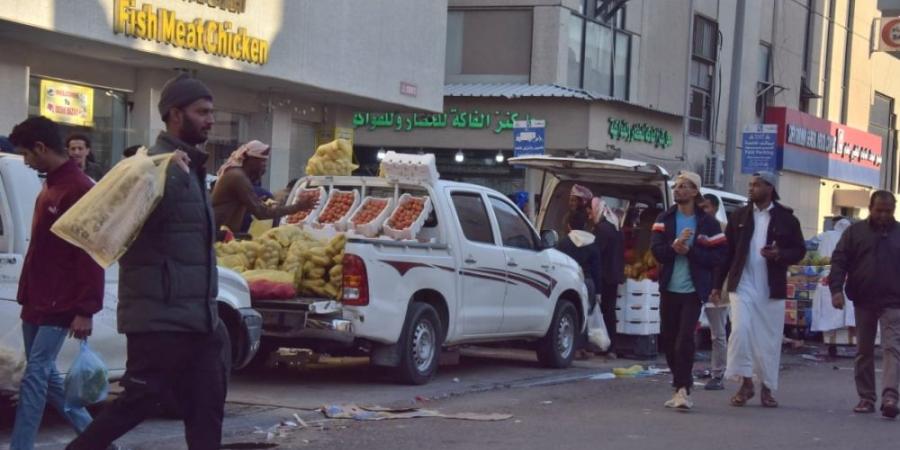 ظاهرة الباعة الجائلين في رمضان.. فوضى وازدحام مروري قبل الإفطار