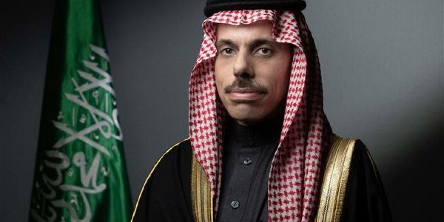 وزير الخارجية السعودي يصل إلى القاهرة للمشاركة في القمة العربية