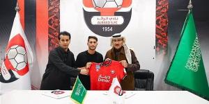 كان هدافًا للزمالك.. الرائد السعودي يضم نجم الجزائر يسري بوزوق