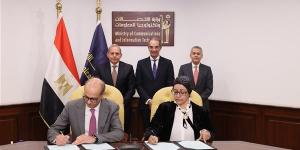 وزير الاتصالات والرئيس التنفيذى لبنك مصر يشهدان توقيع بروتوكول تعاون