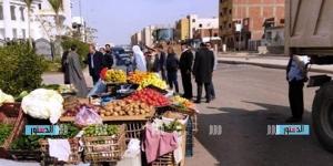 حملة لإزالة الإشغالات والإعلانات العشوائية.. وملاحقة الباعة الجائلين بشوارع وميادين مدينة السادات