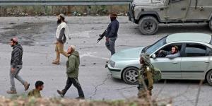 مستوطنون يحتجزون 3 صحفيين وناشط في المغير شمال رام الله