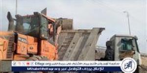 رفع 230 طنًا من المخلفات الصلبة بجوار كوبري نزلة عبد اللاه بحى شرق أسيوط
