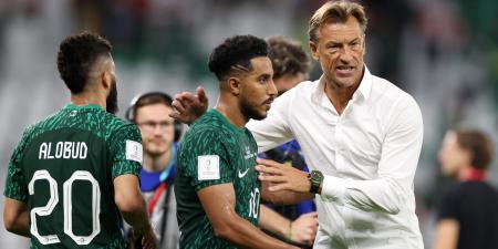 ماذا دار بين رينارد واللاعبين بعد سوء نتائج المنتخب السعودي؟ - الأول نيوز