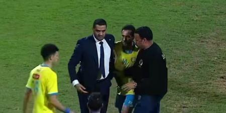 فيديو| الاعتداء بالضرب على حكم مباراة في الدوري المصري