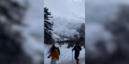 انهيار جليدي ضخم بأحد جبال الصين.. شاهد كيف داهم السيّاح الذين حاولوا الفرار - الأول نيوز