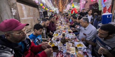 طرق مبتكرة لمساعدتك على شرب كمية كافية من الماء خلال شهر رمضان - الأول نيوز