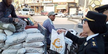 رجال الشرطة يوزعون وجبات على المواطنين بشوارع دمنهور بالبحيرة.. صور