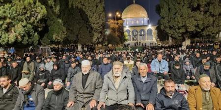 60 ألفا يؤدون صلاتي العشاء والتراويح في المسجد الأقصى