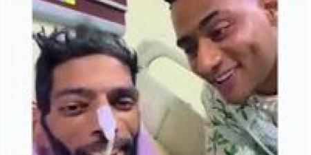 محمد رمضان يفاجئ إبراهيم شيكا لاعب الزمالك السابق بزيارته في المستشفى