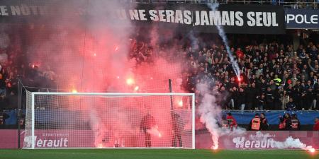 أشعلوا النيران.. توقف مباراة في الدوري الفرنسي بسبب شغب جماهيري - الأول نيوز