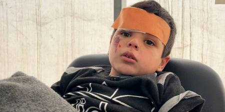 مشهد مؤلم.. طفل في السابعة محاصر في غزة بعد غارة جوية إسرائيلية وهذا ما قاله - الأول نيوز