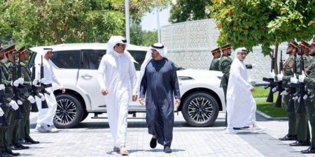 أمير قطر ورئيس الإمارات يبحثان العلاقات الأخوية والتطورات الإقليمية