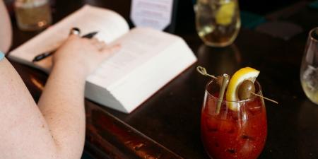 أصبحت متاجر الكتب تلجأ إلى تقديم الجعة والنبيذ للحفاظ على رواجها - الأول نيوز