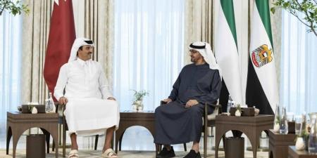 رئيس الإمارات وأمير قطر يبحثان في أبوظبي العلاقات الثنائية