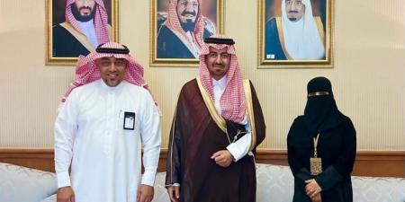 محافظ القطيف يلتقي بشرى السويكت بمناسبة تكليفها مديرًا لمكتب الضمان الاجتماعي