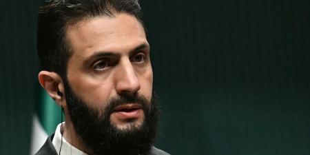 يلعب كرة السلة مع الشيباني.. تفاعل على فيديو جديد متداول لأحمد الشرع - الأول نيوز