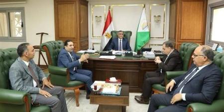 محافظ الجيزة يلتقى أعضاء اللجنة العليا لتراخيص المحال