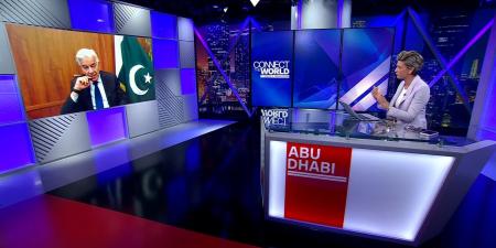 لقاء مشحون بين مذيعة CNN ووزير دفاع باكستان.. شاهد ما قاله عن مزاعم دعم وتمويل بلاده لإرهابيين - الأول نيوز