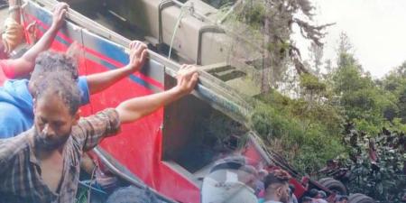 سريلانكا.. مصرع 21 وإصابة 24 إثر سقوط حافلة في وادٍ