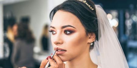 10 أخطاء ترتكبها العروس قبل زفافها تفسد مكياجها
