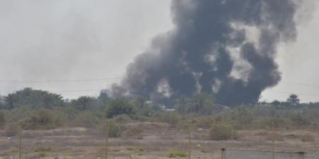 صور| الدفاع المدني يكافح حريقًا كبيرًا في منطقة زراعية جنوب الأوجام بالقطيف