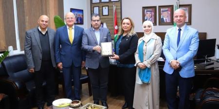 جامعة البترا تكرم خريجتها الدكتورة بسمة عثمان لتميزها المهني والأكاديمي