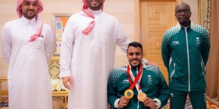 ولي العهد يستقبل اللاعب عبدالرحمن القرشي بمناسبة تحقيقه الذهبية