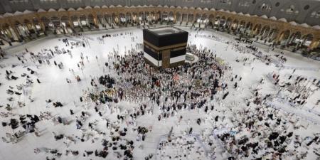 رفع كسوة الكعبة استعدادًا للحج.. حماية سنوية تُجسد عناية المملكة بالحرمين
