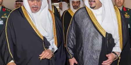ولي عهد البحرين يصل الرياض ونائب أمير المنطقة في مقدمة مستقبليه