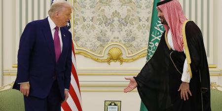 فيديو خطأ ترامب بسيره خلف محمد بن سلمان يثير تفاعلا - الأول نيوز