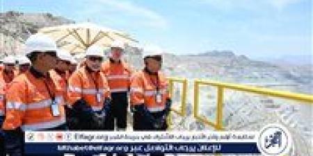 رئيس الوزراء يتفقد أعمال المنجم المفتوح من أعلى قمة الجبل بـ "السكرى"