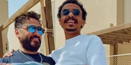في فيديو طريف.. دويتو شعبي يجمع تامر حسني وكزبرة