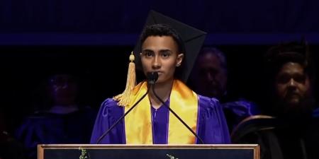 تسبب ذلك في حجب شهادته.. شاهد ما قاله طالب عن غزة خلال تخرجه من جامعة نيويورك - الأول نيوز