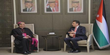 الصفدي يهنئ المطران الطوال بتعيينه مطرانا للبطريركية اللاتينية في الأردن