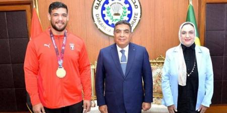 بعد حصوله على الميدالية الذهبية.. محافظ الدقهلية يكرم البطل العالمي عبد اللطيف منيع.. شاهد