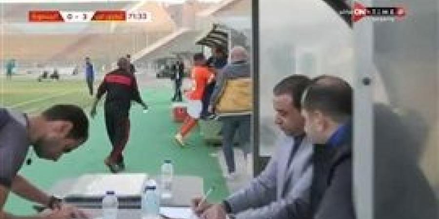 لاعب يعتدي بالضرب على مدربه بدورى المحترفين